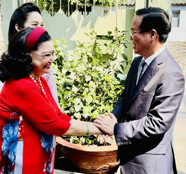 Chủ tịch nước Võ Văn Thưởng thăm và chúc Tết NSND Kim Cương- Ảnh 1.