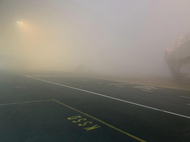 Sương mù dày đặc, hàng chục chuyến bay không thể hạ cánh tại Nội Bài- Ảnh 2.