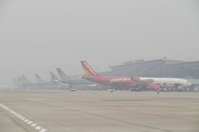 Sương mù dày đặc, hàng chục chuyến bay không thể hạ cánh tại Nội Bài- Ảnh 1.