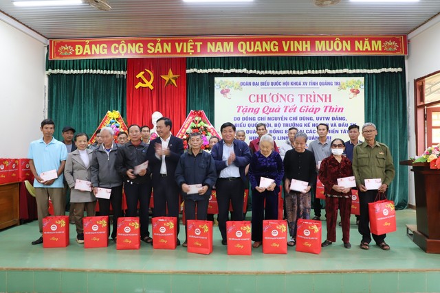 Bộ trưởng Nguyễn Chí Dũng thăm, tặng quà cho gia đình chính sách ở Quảng Trị- Ảnh 1.