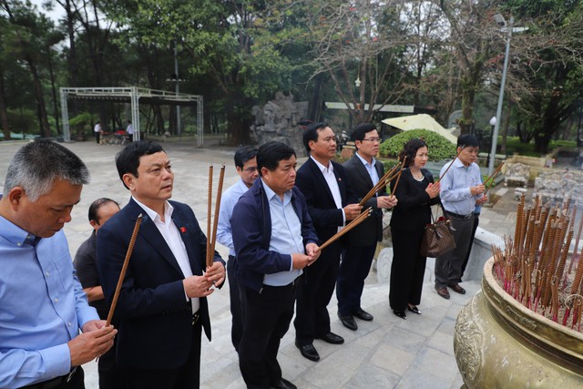 Bộ trưởng Nguyễn Chí Dũng thăm, tặng quà cho gia đình chính sách ở Quảng Trị- Ảnh 3.