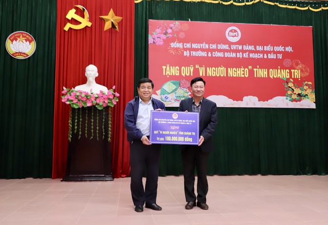 Bộ trưởng Nguyễn Chí Dũng thăm, tặng quà cho gia đình chính sách ở Quảng Trị- Ảnh 2.