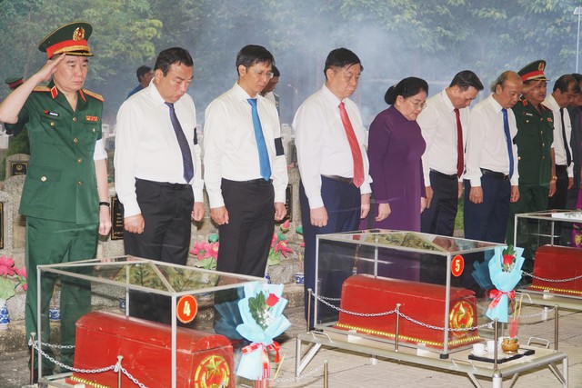 Trưởng Ban Tuyên giáo Trung ương dự lễ an táng hài cốt liệt sĩ ở Tây Ninh- Ảnh 1.