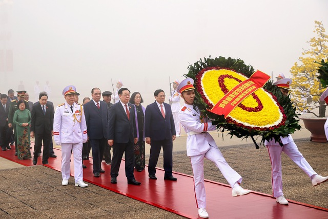 94 năm Ngày thành lập Đảng: Lãnh đạo Đảng, Nhà nước vào Lăng viếng Chủ tịch Hồ Chí Minh- Ảnh 1.