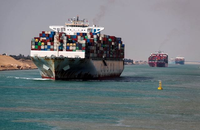 Một tàu container băng qua vịnh Suez tiến về biển Đỏ trước khi vào kênh đào Suez. Ảnh: REUTERS