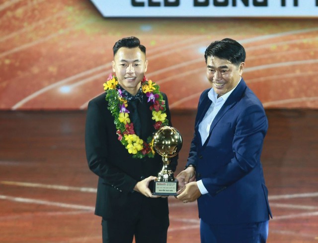Nguyễn Thái Sơn (trái) nhận Giải thưởng “Cầu thủ trẻ nam xuất sắc nhất năm 2023” Ảnh: QUỐC AN