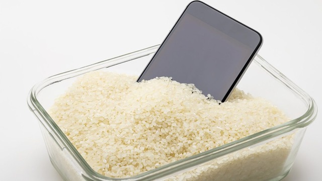 Có nên bỏ iPhone ướt vào thùng gạo?- Ảnh 1.