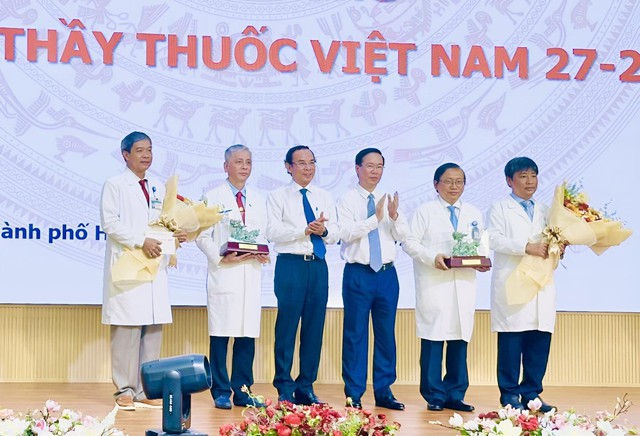 Chủ tịch nước Võ Văn Thưởng thăm, động viên y - bác sĩ Bệnh viện Nhi Đồng 1- Ảnh 1.