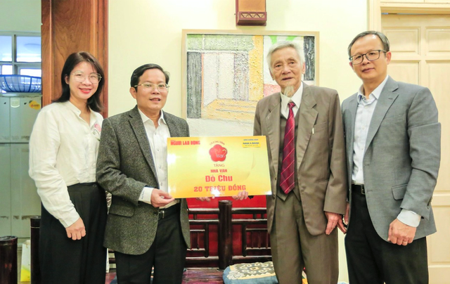 "Mai Vàng tri ân" thăm, tặng quà nhà văn Đỗ Chu, GS Đào Trọng Thi- Ảnh 1.