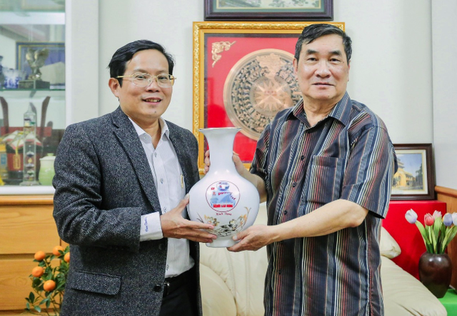 "Mai Vàng tri ân" thăm, tặng quà nhà văn Đỗ Chu, GS Đào Trọng Thi- Ảnh 5.
