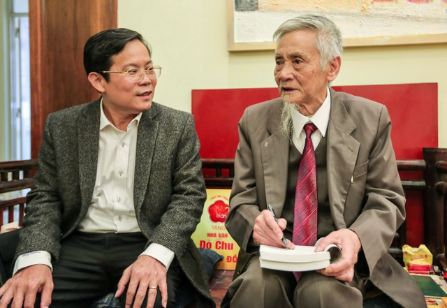 "Mai Vàng tri ân" thăm, tặng quà nhà văn Đỗ Chu, GS Đào Trọng Thi- Ảnh 3.