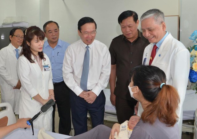 Chủ tịch nước Võ Văn Thưởng thăm, động viên y - bác sĩ Bệnh viện Nhi Đồng 1- Ảnh 2.