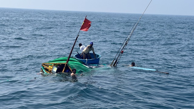 Thợ lặn nỗ lực tìm kiếm 2 ngư dân mất tích trên tàu cá va chạm với tàu hàng- Ảnh 1.