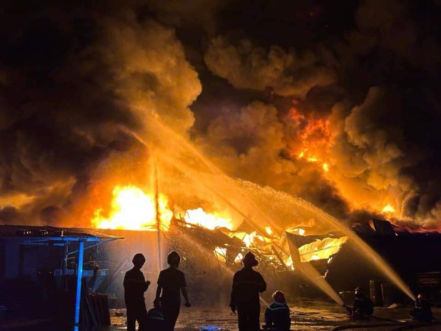 Cột khói lửa bốc cao hàng trăm mét trong vụ cháy lớn nhà xưởng- Ảnh 2.