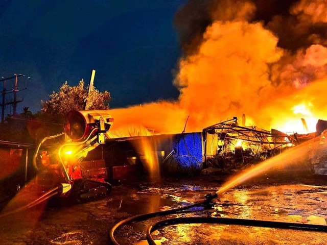 Cột khói lửa bốc cao hàng trăm mét trong vụ cháy lớn nhà xưởng- Ảnh 1.