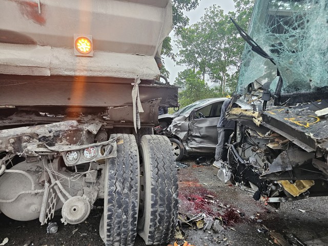 Tai nạn liên hoàn giữa 3 ôtô, tài xế xe con tử vong tại chỗ- Ảnh 2.