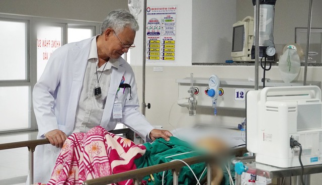 Cứu sống bệnh nhân ung thư bị biến chứng thủng ruột ở Quảng Bình- Ảnh 1.