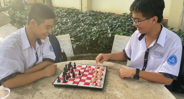Học sinh chơi cờ vua từ sản phẩm nhựa sinh học của nhóm Net - Zero