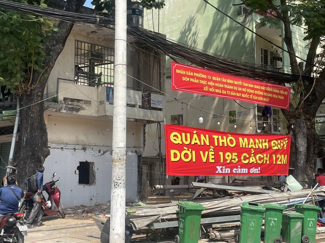 Người dân dỡ nhà, giao mặt bằng làm đường kết nối sân bay Tân Sơn Nhất- Ảnh 1.