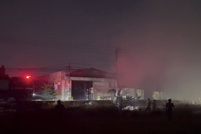 CLIP: Cháy lớn ở huyện Bình Chánh- Ảnh 1.