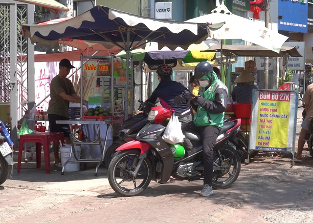 Lao động vất vả mưu sinh dưới nắng nóng 38 độ C- Ảnh 5.