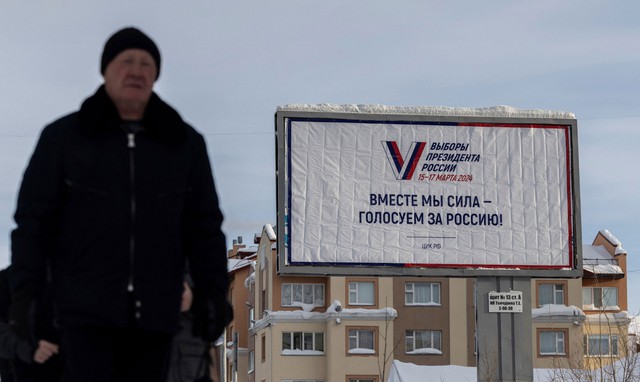 Một bảng thông báo về cuộc bầu cử tổng thống Nga tại thị trấn Salekhard, vùng Yamal-Nenets hôm 22-2 Ảnh: REUTERS