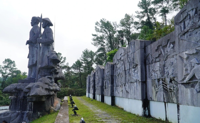 Hình ảnh bất ngờ tại công trình tượng đài Phan Đình Phùng được đầu tư hơn 30 tỉ đồng- Ảnh 2.
