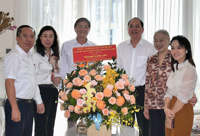 69 NĂM NGÀY THẦY THUỐC VIỆT NAM (27.2.1955-27.2.2024): Lãnh đạo Trung ương và TP HCM thăm, chúc mừng đội ngũ y, bác sĩ- Ảnh 2.