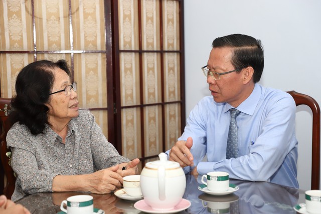 Chủ tịch UBND TP HCM thăm GS-BS Nguyễn Thị Ngọc Phượng và PGS-TS-BS Nguyễn Trường Sơn- Ảnh 1.