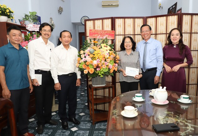 Chủ tịch UBND TP HCM thăm GS-BS Nguyễn Thị Ngọc Phượng và PGS-TS-BS Nguyễn Trường Sơn- Ảnh 2.