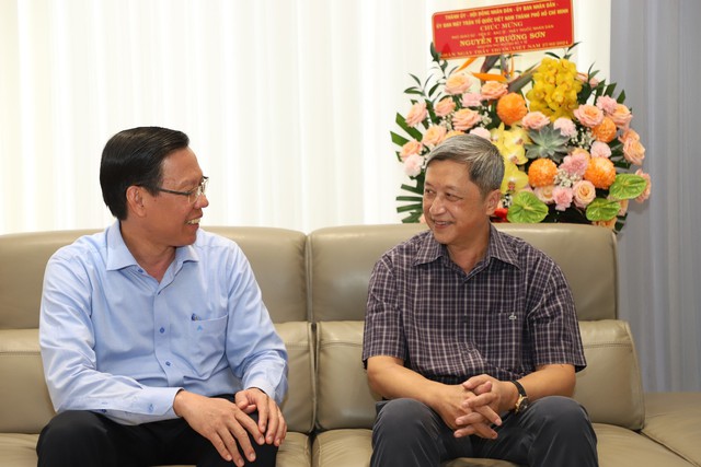 Chủ tịch UBND TP HCM thăm GS-BS Nguyễn Thị Ngọc Phượng và PGS-TS-BS Nguyễn Trường Sơn- Ảnh 3.