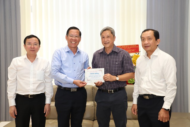 Chủ tịch UBND TP HCM thăm GS-BS Nguyễn Thị Ngọc Phượng và PGS-TS-BS Nguyễn Trường Sơn- Ảnh 4.