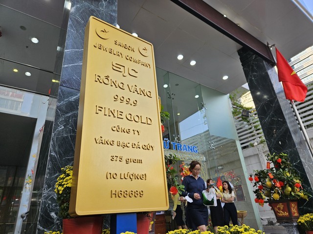 Tăng sốc, giá vàng miếng SJC vượt xa 90 triệu đồng/lượng- Ảnh 1.