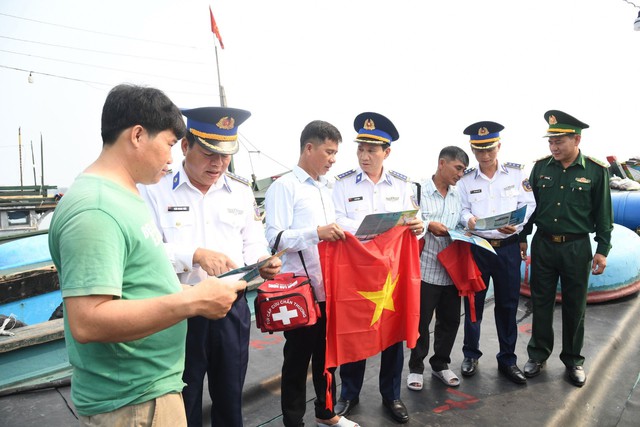 Bộ Tư lệnh Vùng Cảnh sát biển 2 tuyên truyền, phổ biến pháp luật, tặng cờ và quà cho ngư dân