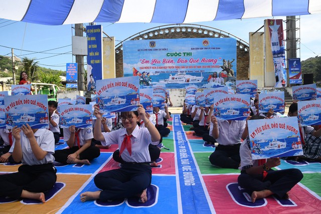 Cuộc thi “Em yêu biển đảo quê hương” tại Trường Tiểu học - THCS Nhơn Châu (tỉnh Bình Định) Ảnh: BỘ TƯ LỆNH VÙNG CẢNH SÁT BIỂN 2