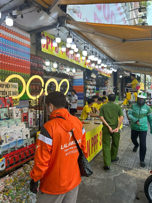 TP HCM: Tạm giữ gần 30.000 phụ kiện điện thoại tại 3 cửa hàng trên đường Ba tháng Hai- Ảnh 1.