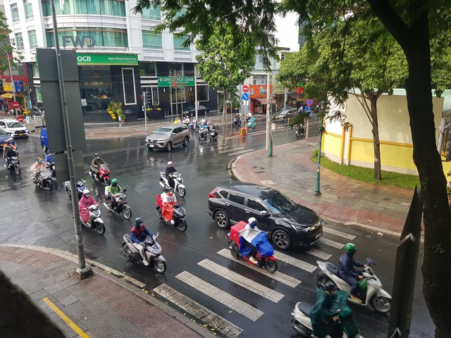 TP HCM đón mưa giữa những ngày nắng nóng- Ảnh 2.