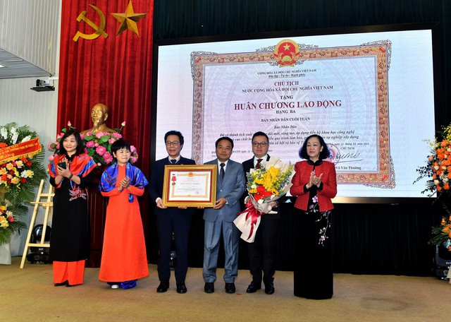 Thay mặt lãnh đạo Đảng, Nhà nước, bà Trương Thị Mai, Ủy viên Bộ Chính trị, Thường trực Ban Bí thư Trung ương Đảng, Trưởng Ban Tổ chức Trung ương trao tặng Huân chương Lao động hạng Ba cho Ban Nhân Dân cuối tuần