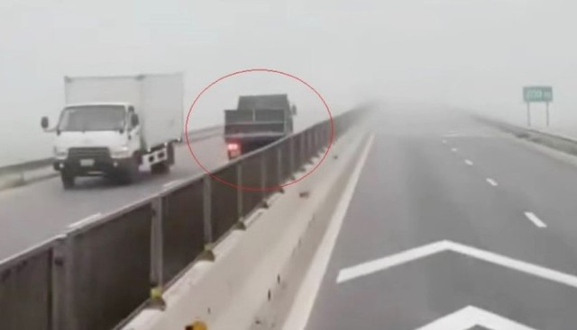 Tài xế điều khiển xe tải chạy ngược chiều trên cao tốc trong sương mù- Ảnh 1.