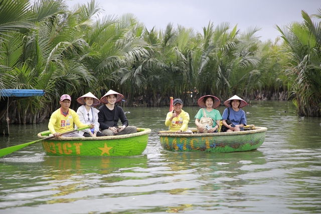 Có gì đặc biệt tại rừng dừa nước ở Quảng Nam mà khách đến nườm nượp?- Ảnh 4.