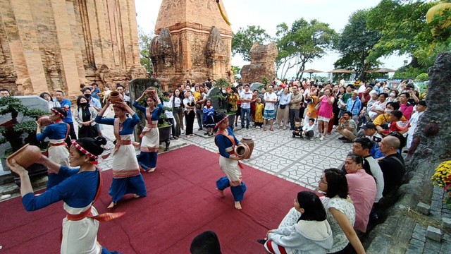 Du khách Trung Quốc tham quan và xem biểu diễn tại tháp bà Ponagar ở Nha Trang Ảnh: KỲ NAM