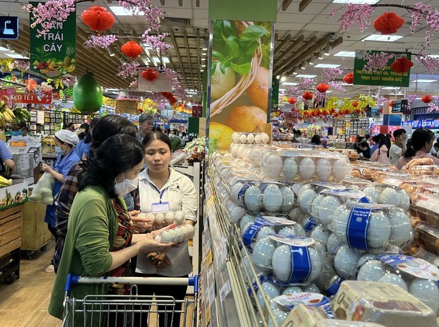 Người tiêu dùng chọn mua sắm ở siêu thị để bảo đảm sản phẩm chất lượng tốt, an toàn