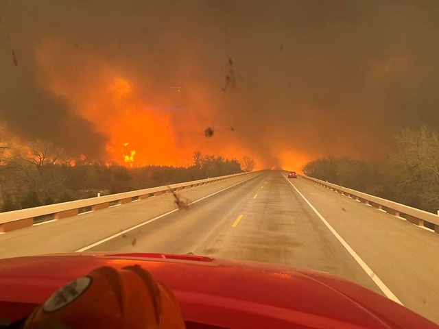Một đám cháy rừng ở bang Texas – Mỹ hôm 27-2 Ảnh: Reuters