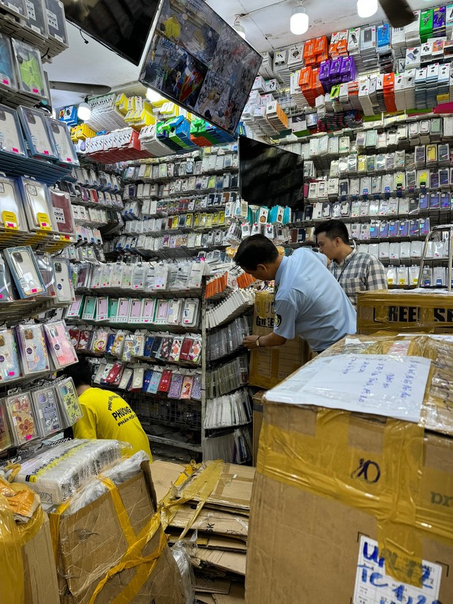 TP HCM: Tạm giữ gần 30.000 phụ kiện điện thoại tại 3 cửa hàng trên đường Ba tháng Hai- Ảnh 2.