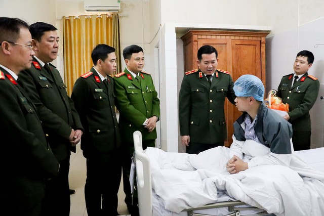 Thiếu tướng Đinh Văn Nơi thăm hỏi cảnh sát bị chém khi làm nhiệm vụ- Ảnh 1.
