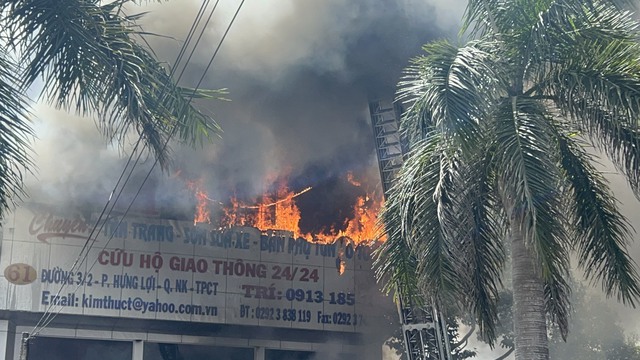 CLIP: Cháy lớn tại gara sửa ô tô ở Cần Thơ- Ảnh 4.