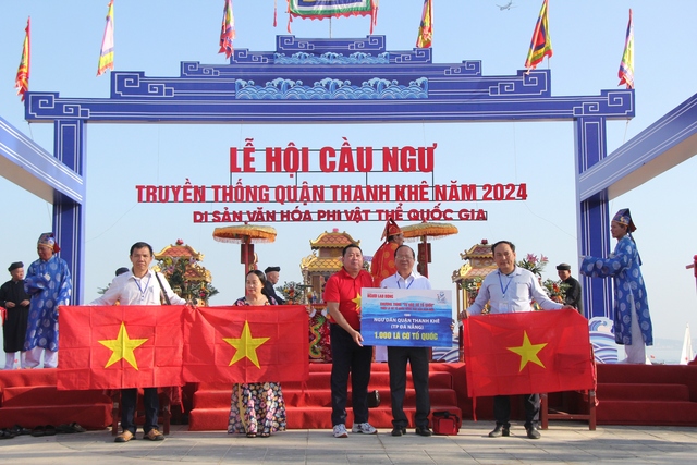 Trao tặng ngư dân Đà Nẵng 1.000 lá cờ Tổ quốc ở Lễ hội Cầu ngư đầu năm- Ảnh 3.