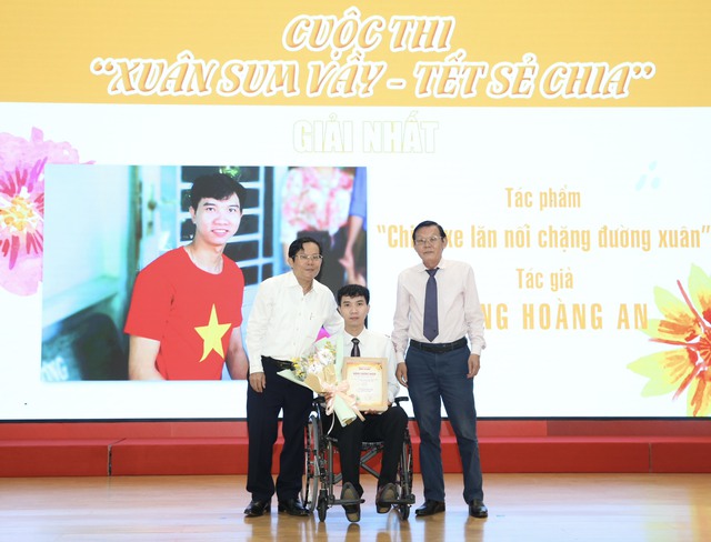 Ông Nguyễn Tấn Phong - Ủy viên Ban Thường vụ Hội Nhà báo Việt Nam, Chủ tịch Hội Nhà báo TP HCM (bìa phải) - và nhà báo Tô Đình Tuân trao giải nhất cho tác giả Đặng Hoàng An