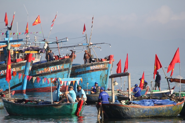 Trao tặng ngư dân Đà Nẵng 1.000 lá cờ Tổ quốc ở Lễ hội Cầu ngư đầu năm- Ảnh 5.