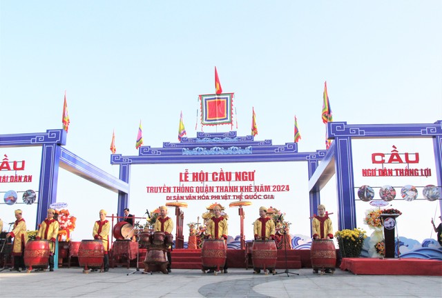 Trao tặng ngư dân Đà Nẵng 1.000 lá cờ Tổ quốc ở Lễ hội Cầu ngư đầu năm- Ảnh 1.
